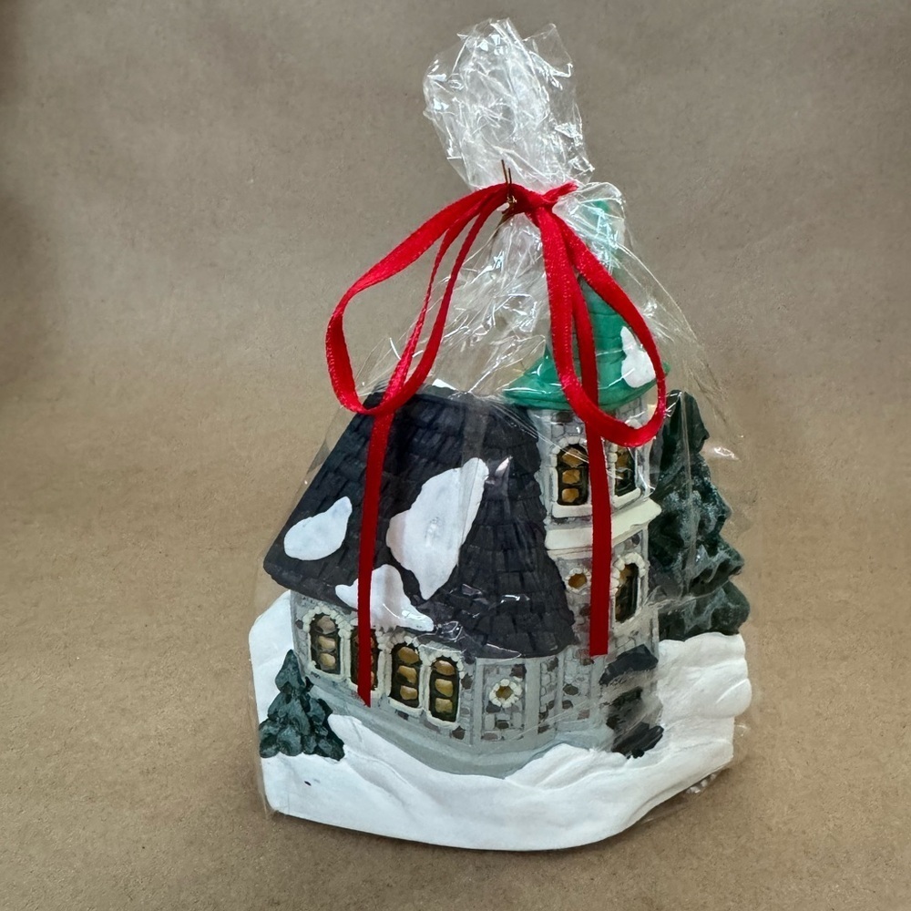 NWT Vintage 1998 Delagar Alpine Village Christmas Scented Candle Tealight Holder